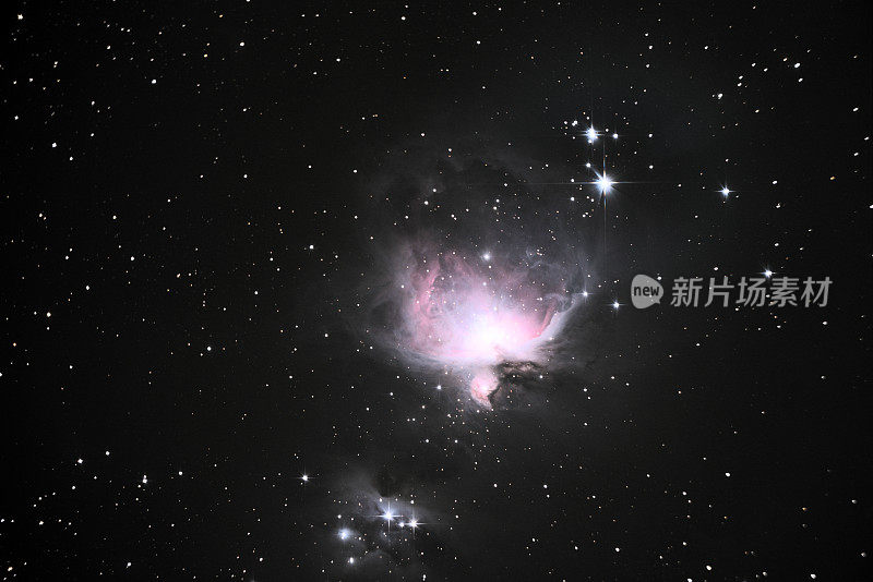猎户座星云，也被称为梅西耶42,M42，或NGC 1976，是一个弥漫星云，位于猎户座带南部。
